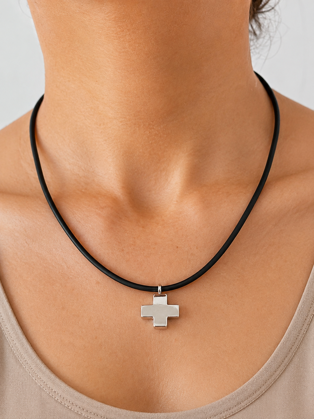 Collar Con Cruz Suiza Ondulada de Plata .925