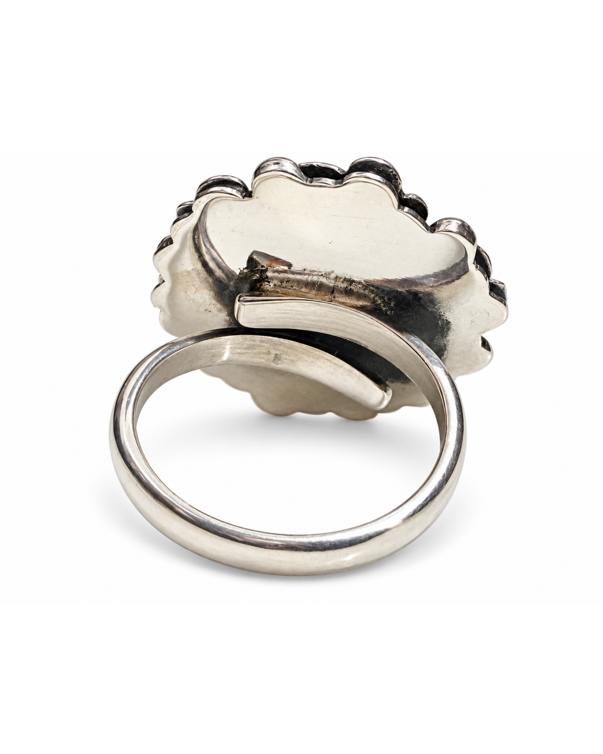 Anillo ajustable de amatista y plata .925, vista posterior del brazo abierto.