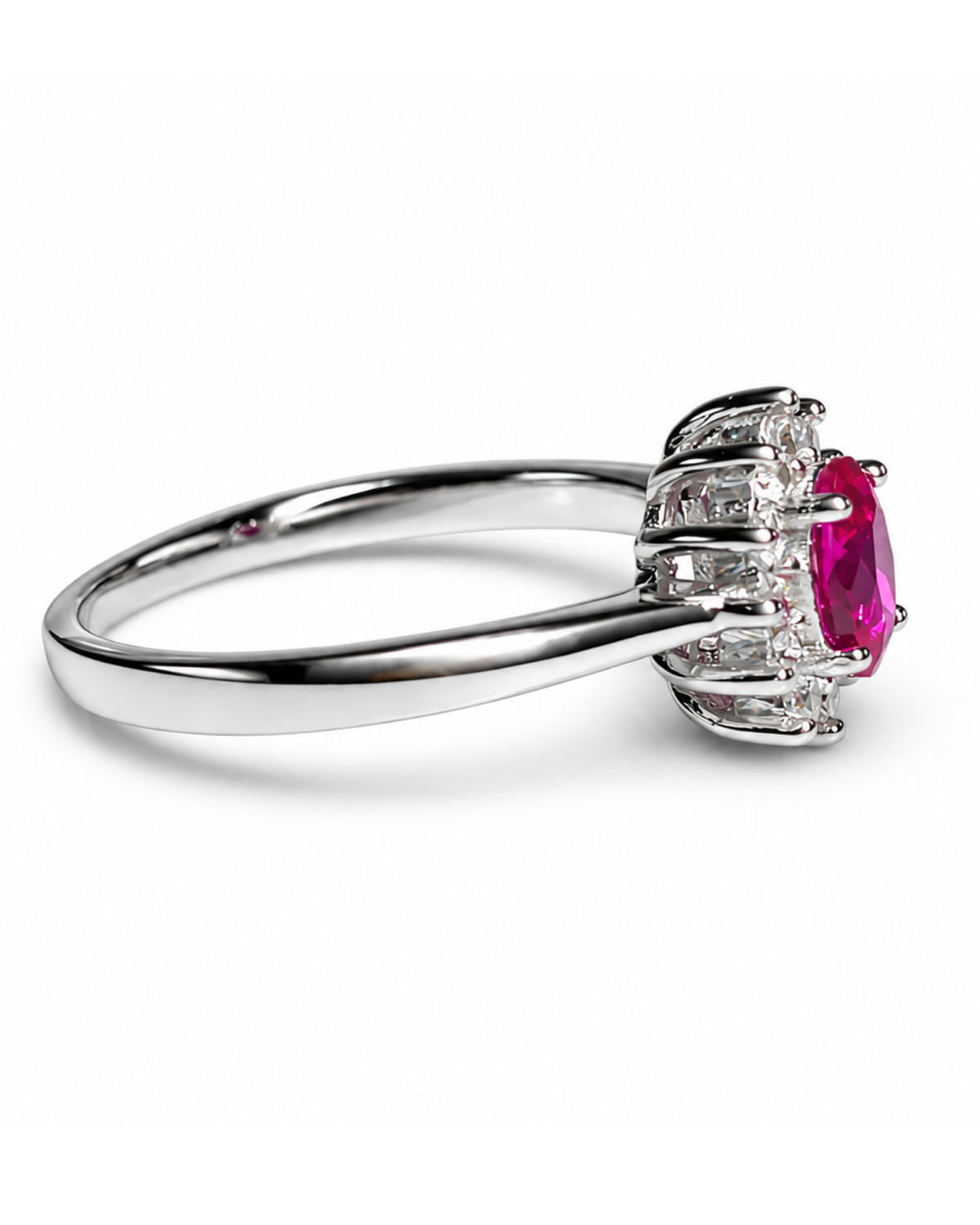 Anillo Aurora de plata .925 con baño de rodio, vista lateral del rubí y halo.