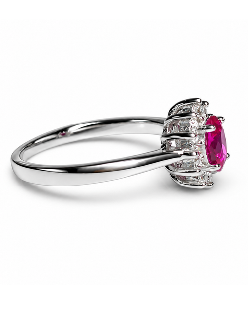 Anillo Aurora de plata .925 con baño de rodio, vista lateral del rubí y halo.
