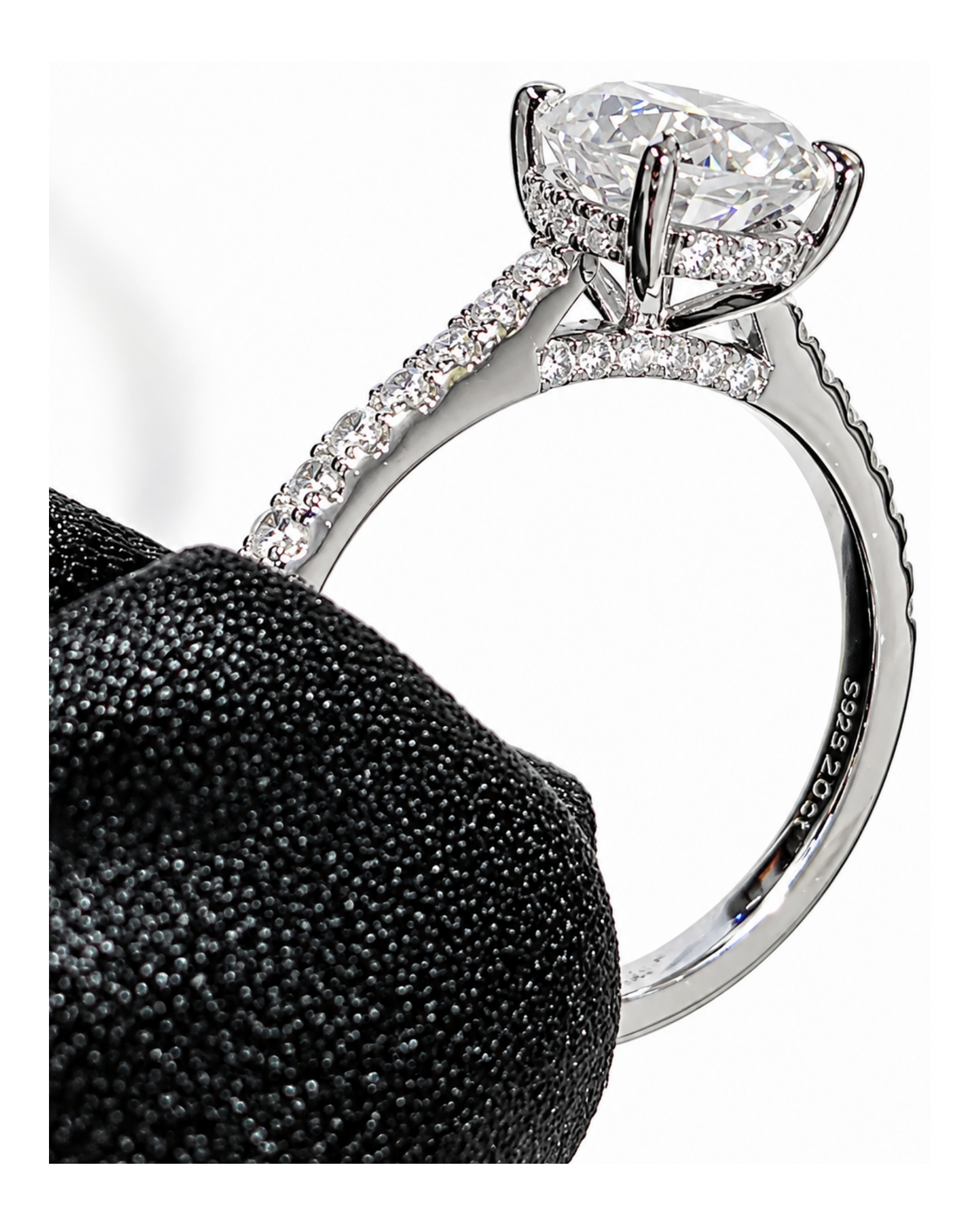 Detalle lateral del anillo Hidden Halo de plata .925 con micro-pave en el puente.