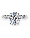 Anillo de compromiso oval Hidden Halo de plata .925 con moissanita, vista frontal.