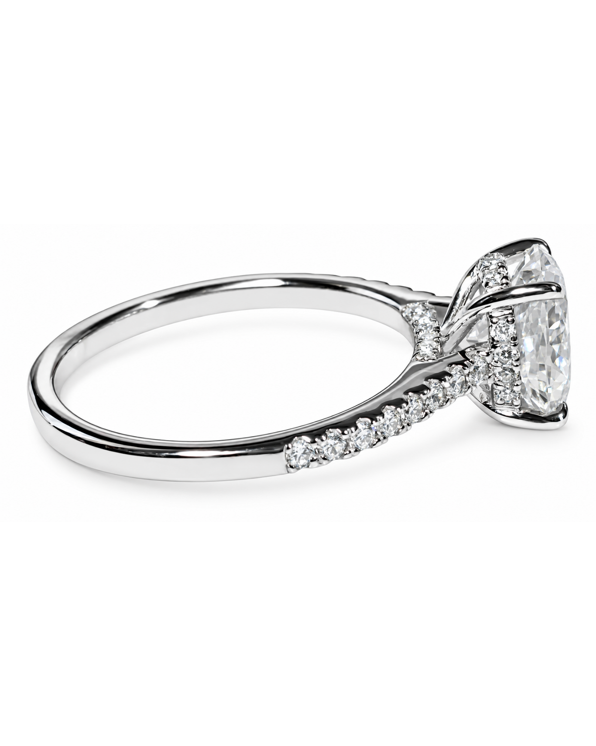 Anillo de compromiso oval de plata .925 visto de lado, con halo oculto y micro-pave.