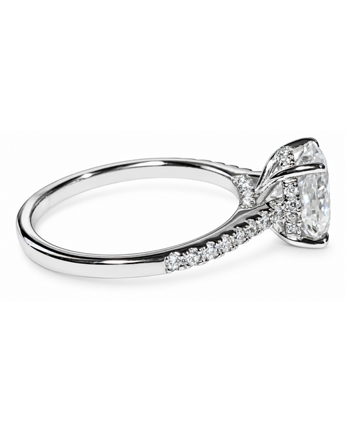 Anillo de compromiso oval de plata .925 visto de lado, con halo oculto y micro-pave.