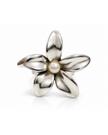 Anillo floral con perla natural de agua dulce en plata .925, vista frontal.