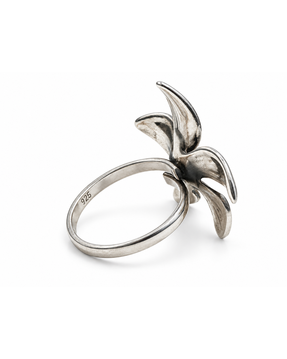 Anillo ajustable de perla natural de agua dulce y plata .925, vista posterior del brazo abierto.