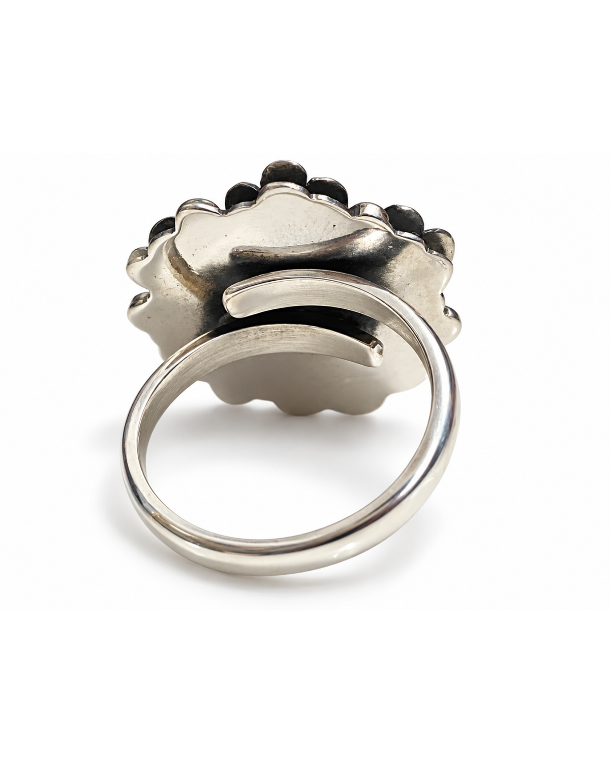 Anillo ajustable de ojo de tigre y plata .925, vista posterior del brazo abierto.