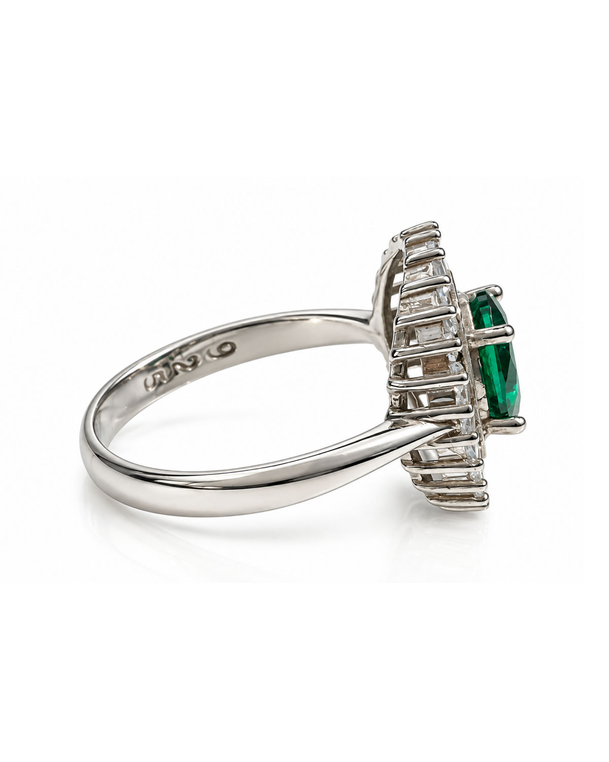 Anillo de zirconia ovalada con halo bailarina de zirconias y plata .925, vista lateral.