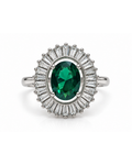 Anillo de zirconia en corte ovalado con halo bailarina de zirconias en plata .925, vista frontal.