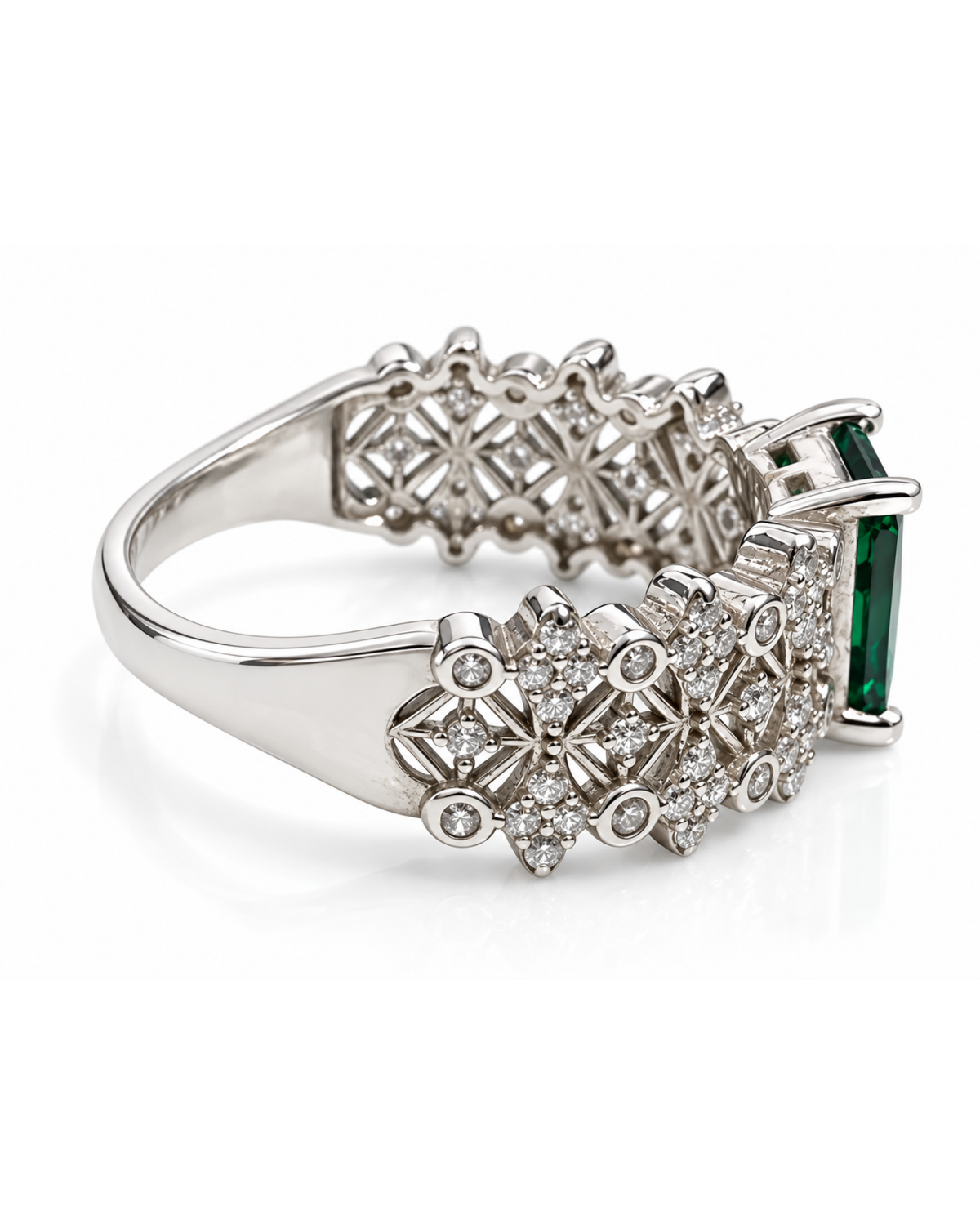 Anillo de plata .925 rodiada con zirconia y calado geométrico, vista posterior de la montura.