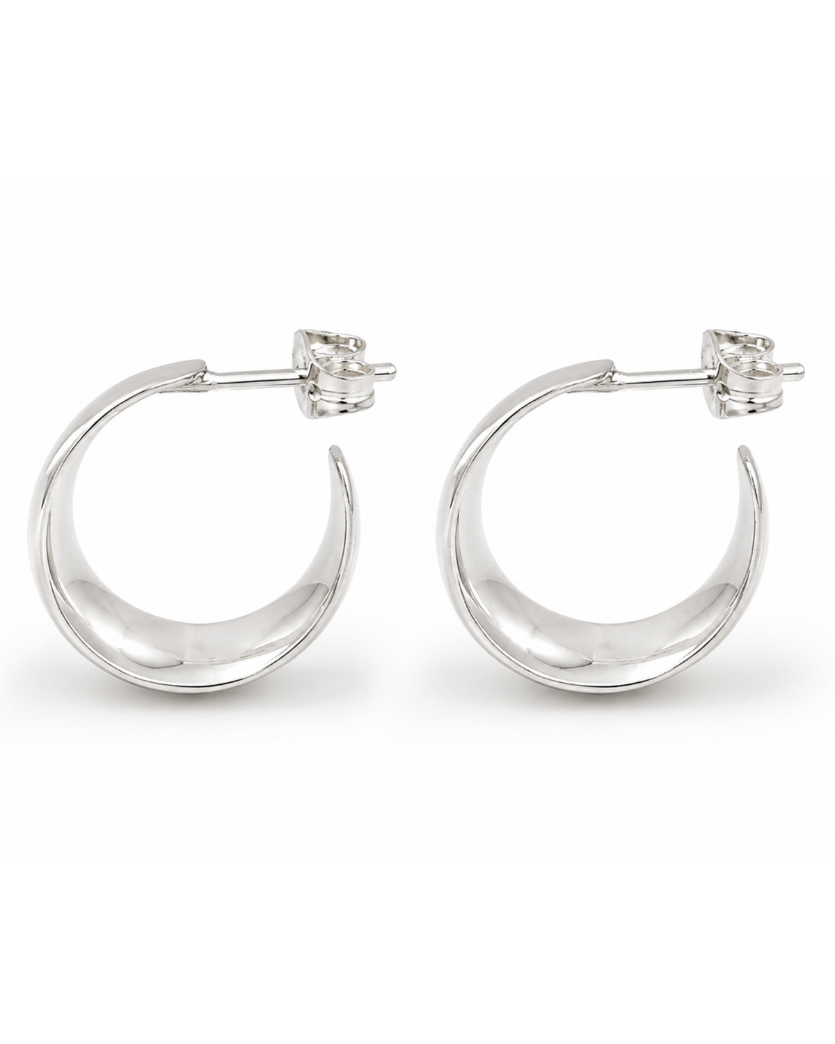 Detalle de las arracadas chunky chicas de plata .925.