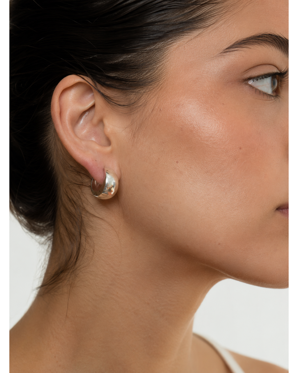 Arracada chunky chica de plata .925, puesta en la oreja.