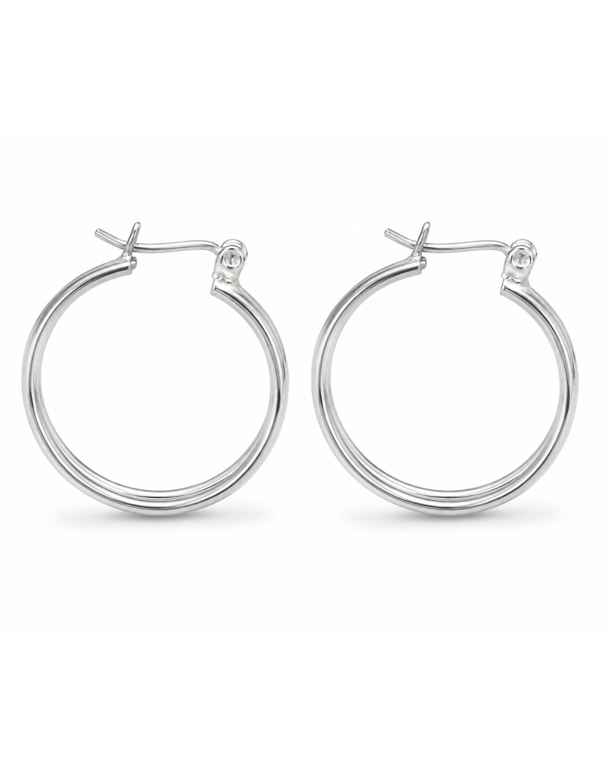 Detalle de las arracadas minimalistas de plata .925.