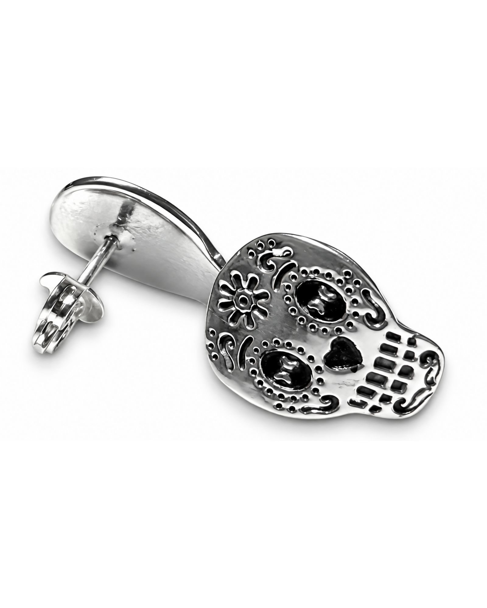 Broquel de calavera de azúcar en plata .925 mostrando poste y mariposa