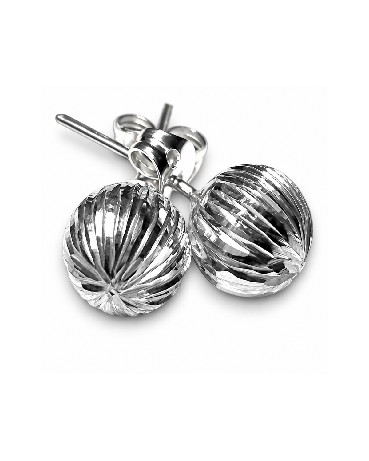Par de broqueles redondos diamantados de plata .925, detalle en ángulo.