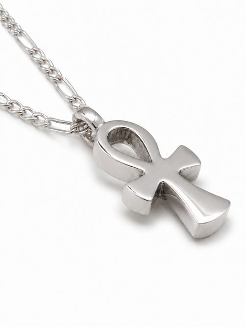 Detalle de collar Ankh Cruz Egipcia de Plata .925 sobre fondo blanco
