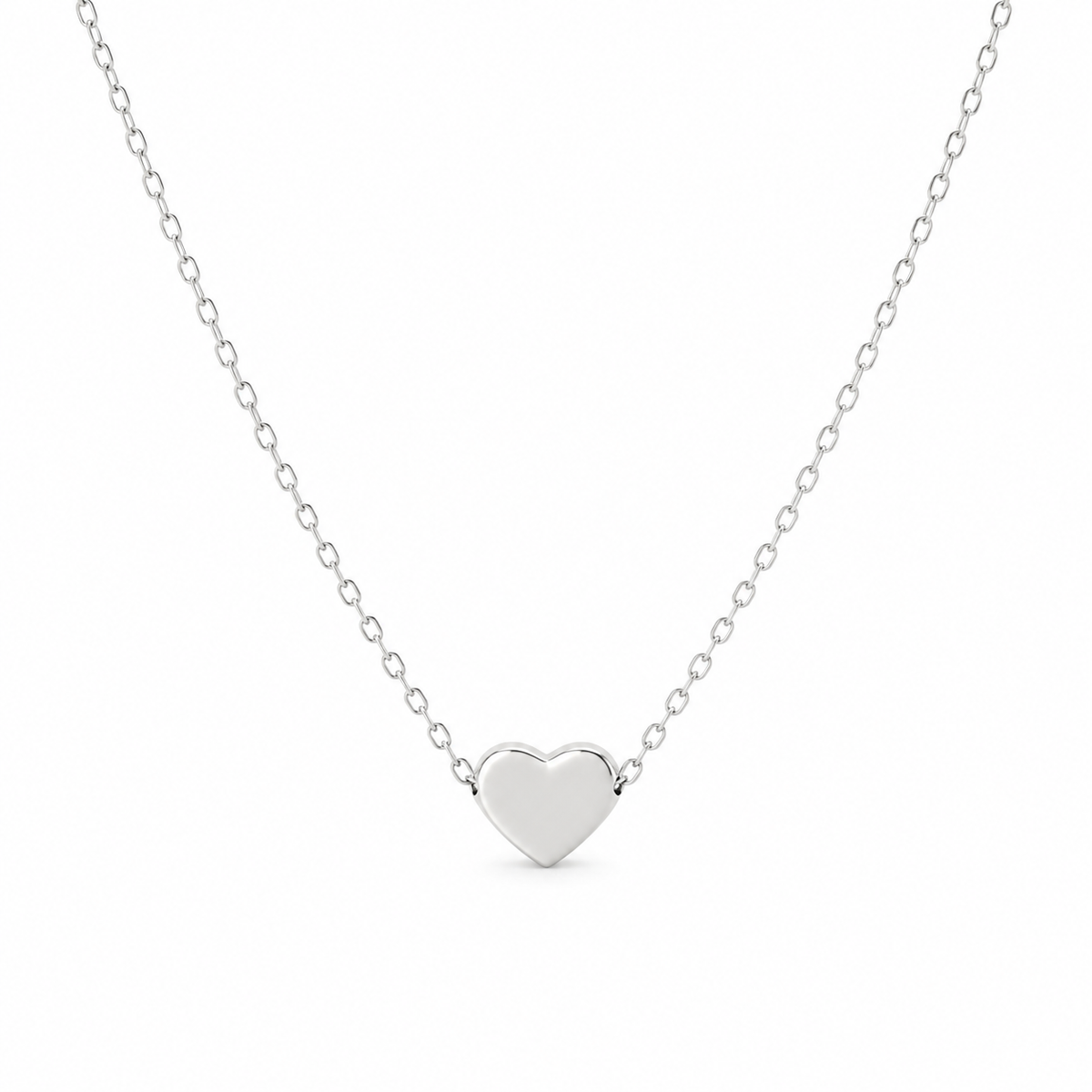 Collar Corazón Pasante Mini de Plata .925 completo con cadena sobre fondo blanco