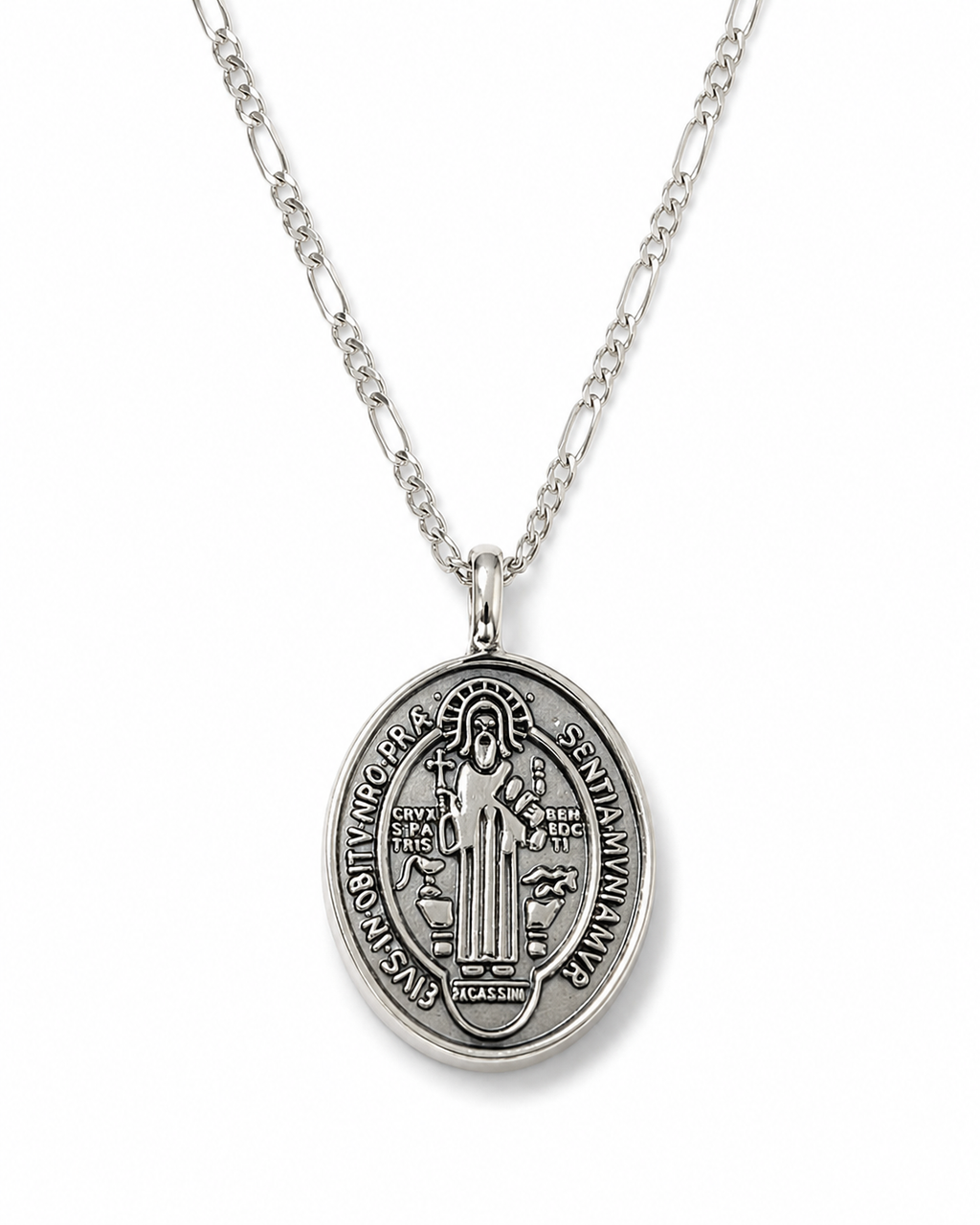 Collar con medalla de San Benito ovalada de plata .925 sobre fondo blanco