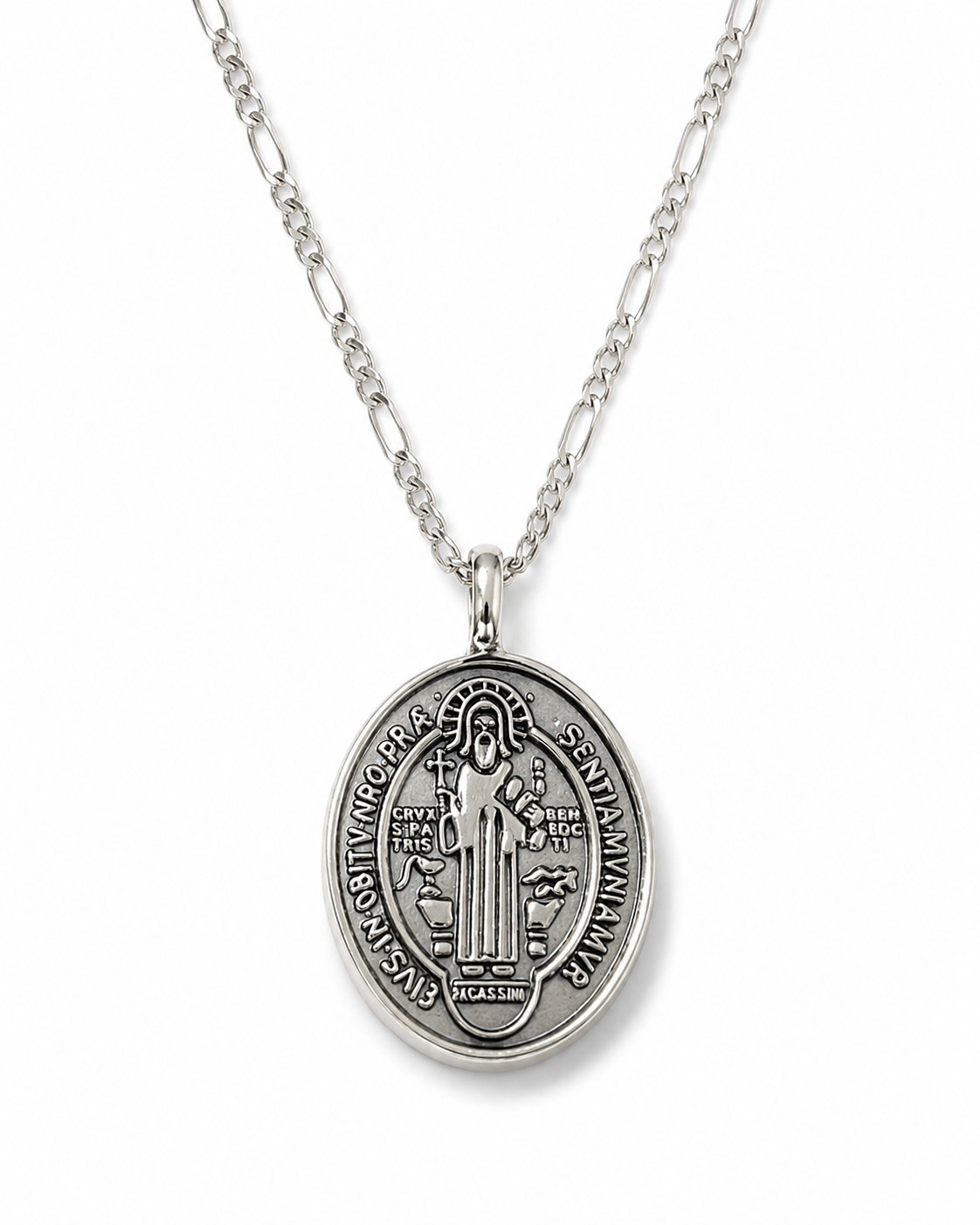 Collar con medalla de San Benito ovalada de plata .925 sobre fondo blanco
