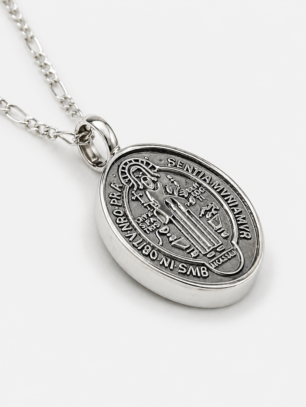 Detalle frontal de medalla de San Benito ovalada en plata .925
