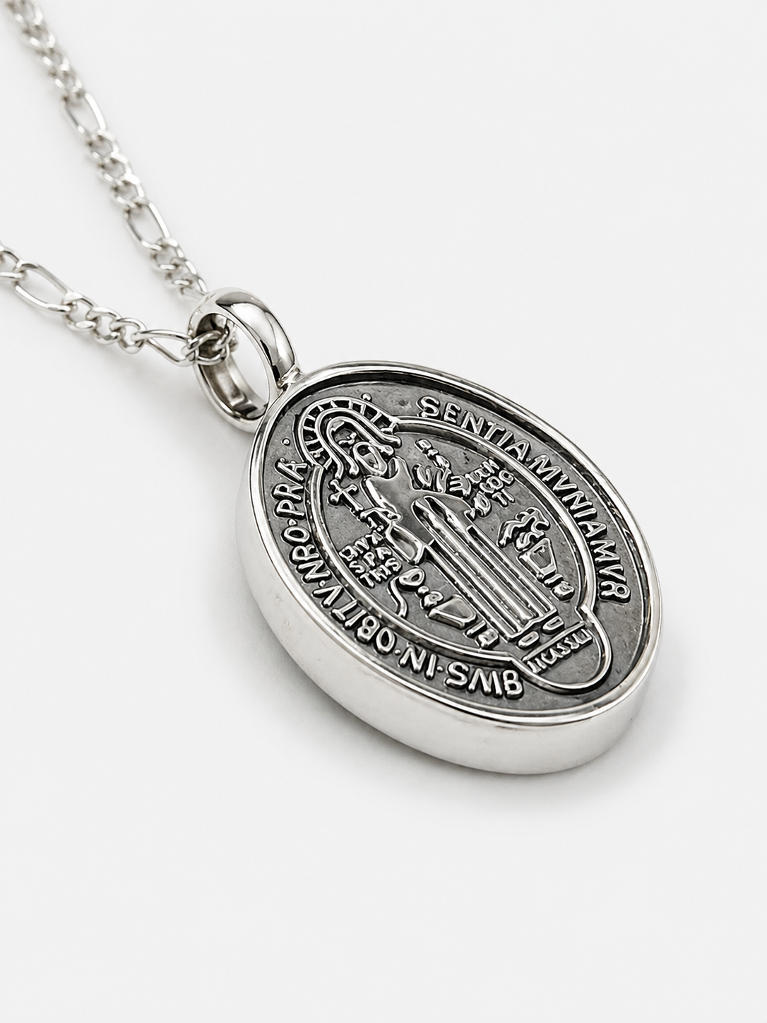 Detalle frontal de medalla de San Benito ovalada en plata .925