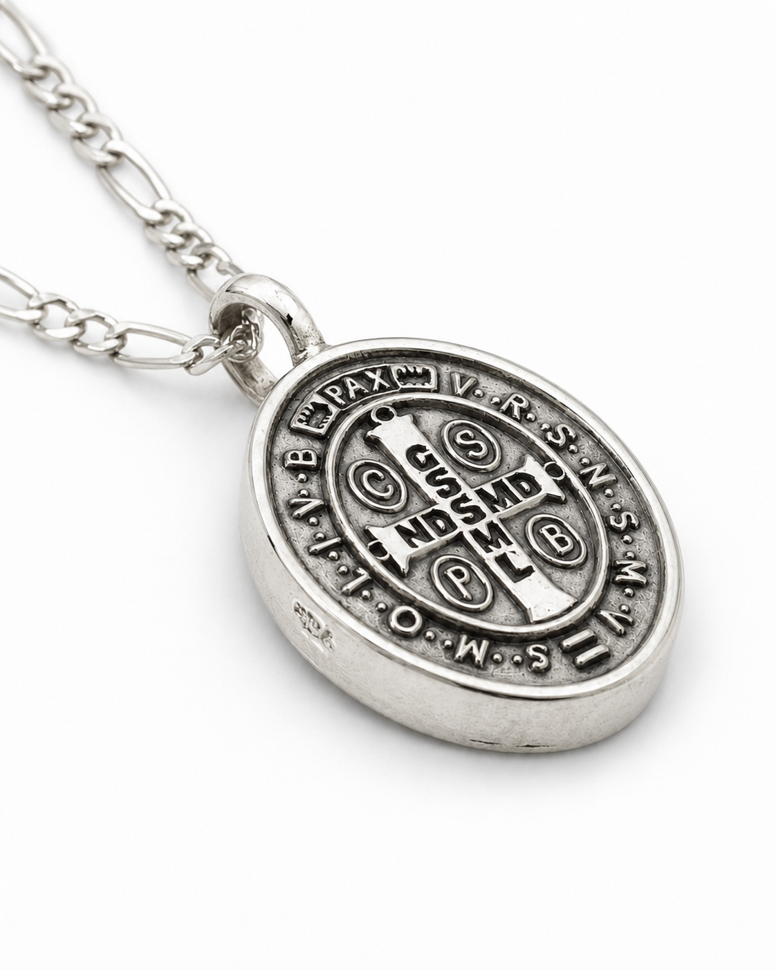 Detalle del reverso de medalla de San Benito ovalada en plata .925