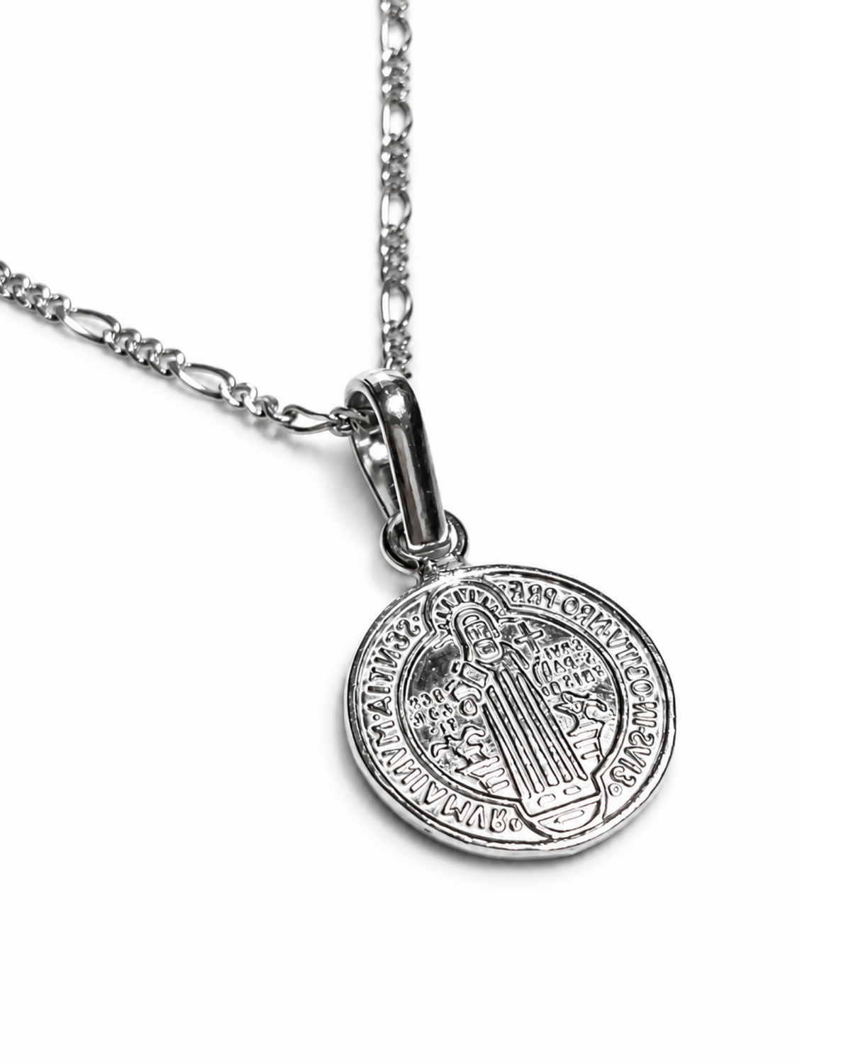Collar con medalla de San Benito de plata .925, vista frontal en ángulo.
