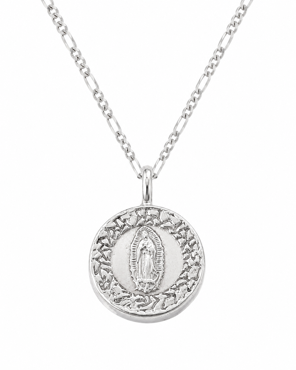 Collar Medalla Virgen de Guadalupe Labrada de Plata .925 completo con cadena sobre fondo blanco