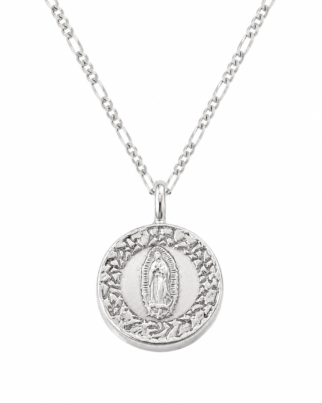 Collar Medalla Virgen de Guadalupe Labrada de Plata .925 completo con cadena sobre fondo blanco