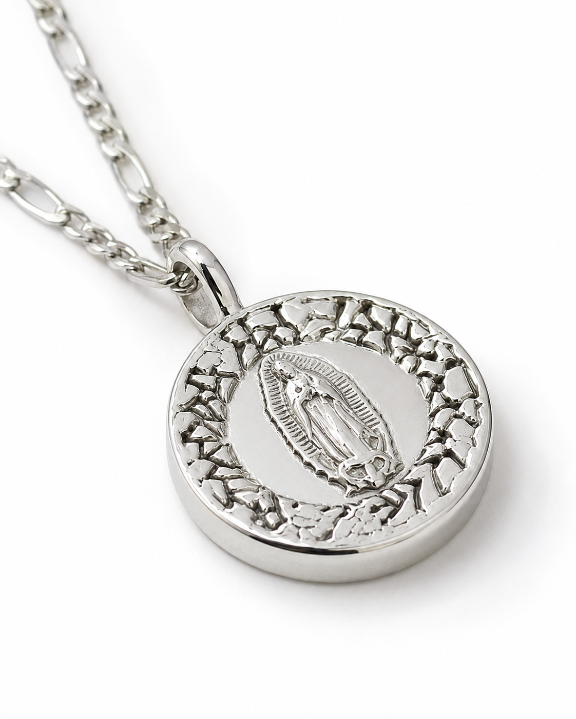 Detalle de collar Medalla Virgen de Guadalupe Labrada de Plata .925 sobre fondo blanco