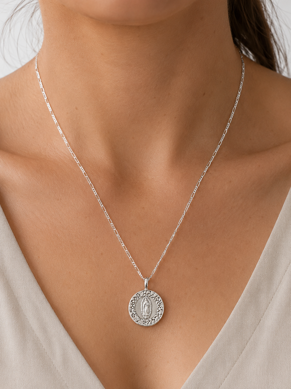 Modelo luciendo collar Medalla Virgen de Guadalupe Labrada de Plata .925