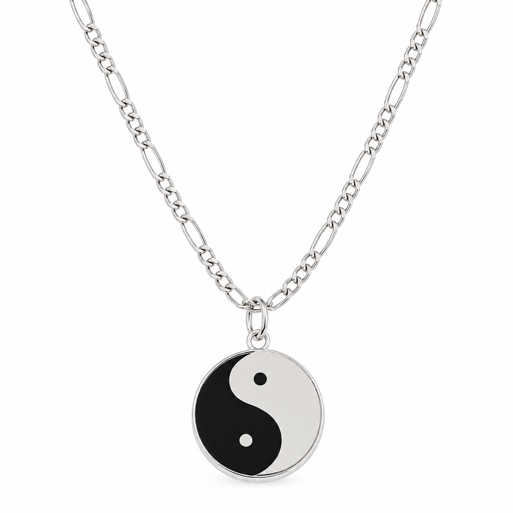 Collar Yin Yang de plata .925 completo sobre fondo blanco