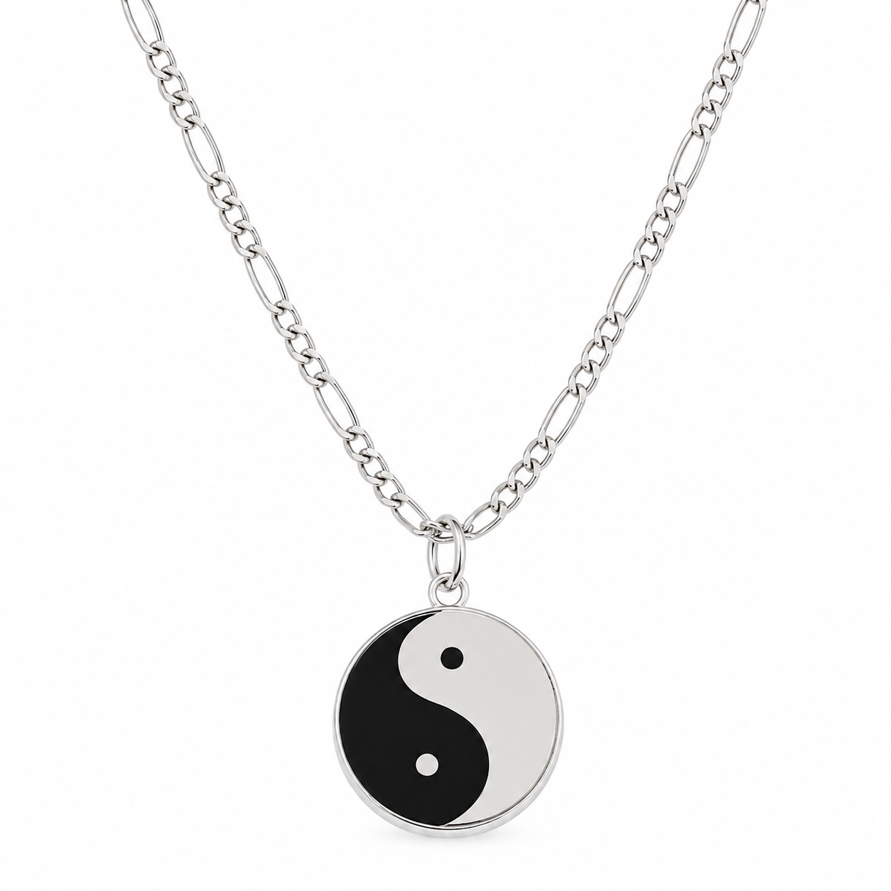 Collar Yin Yang de plata .925 completo sobre fondo blanco