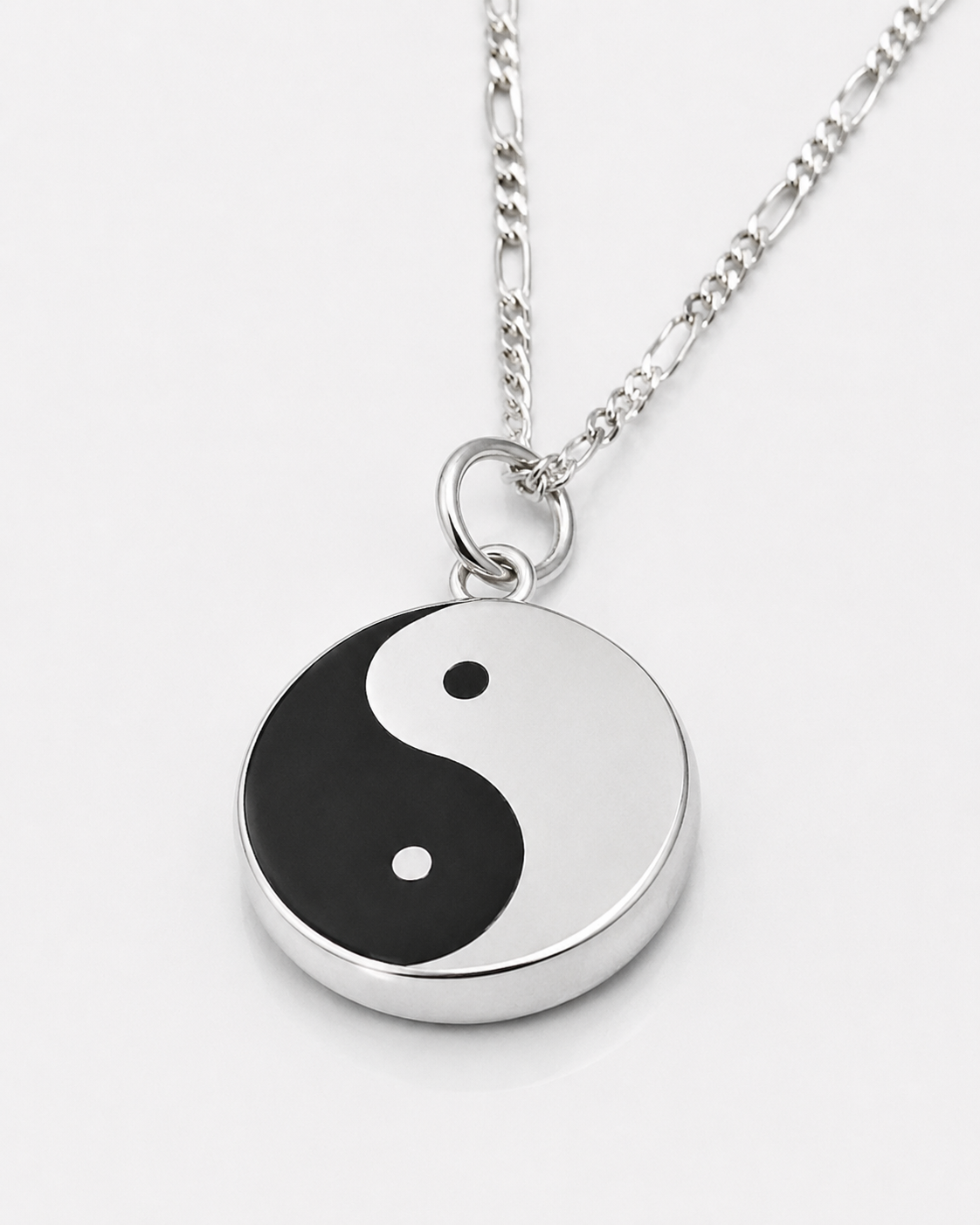 Detalle lateral del dije Yin Yang negro y plateado en plata .925