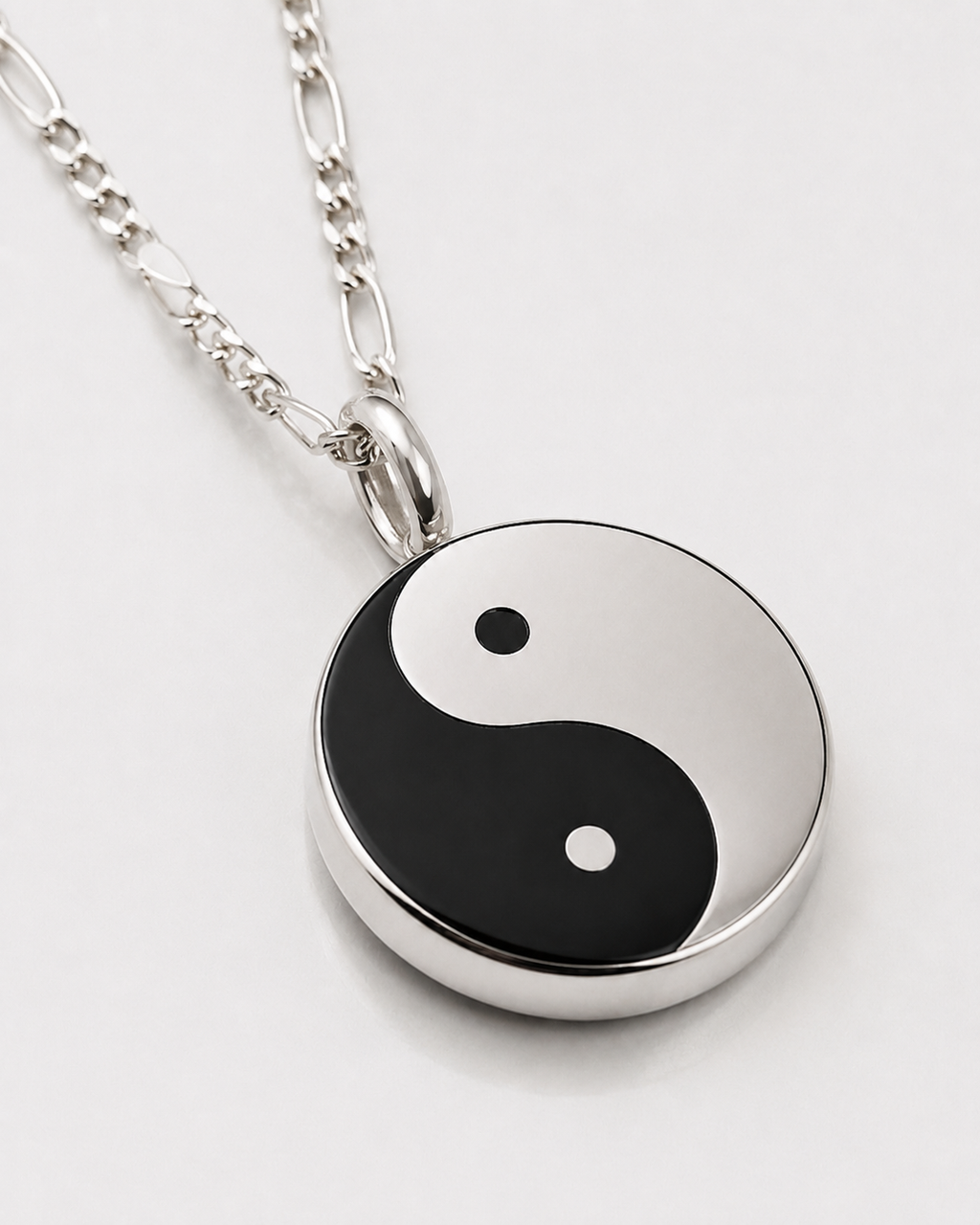 Detalle frontal de dije Yin Yang negro y plateado en plata .925