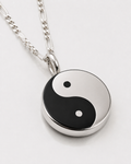 Detalle frontal de dije Yin Yang negro y plateado en plata .925