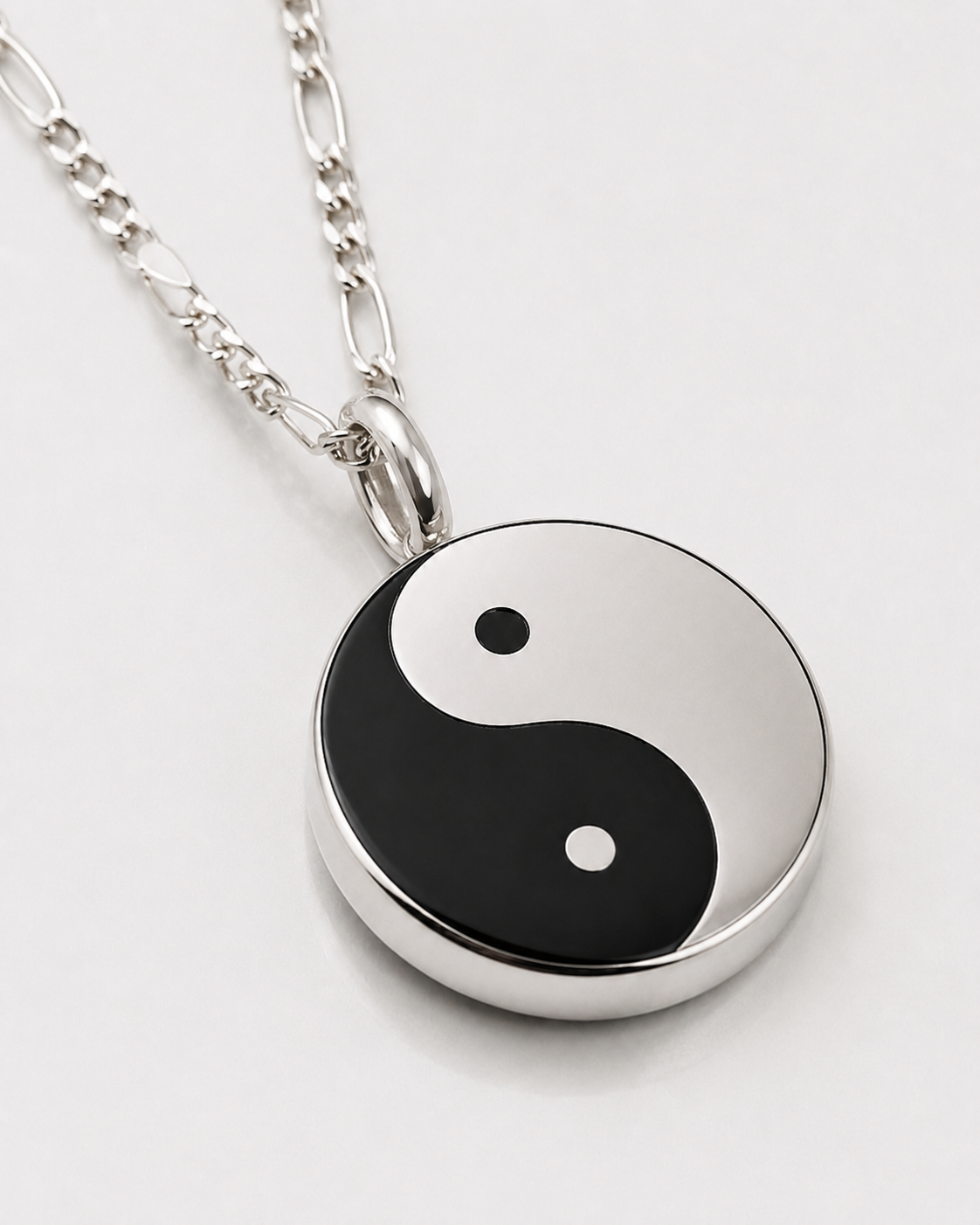 Detalle frontal de dije Yin Yang negro y plateado en plata .925