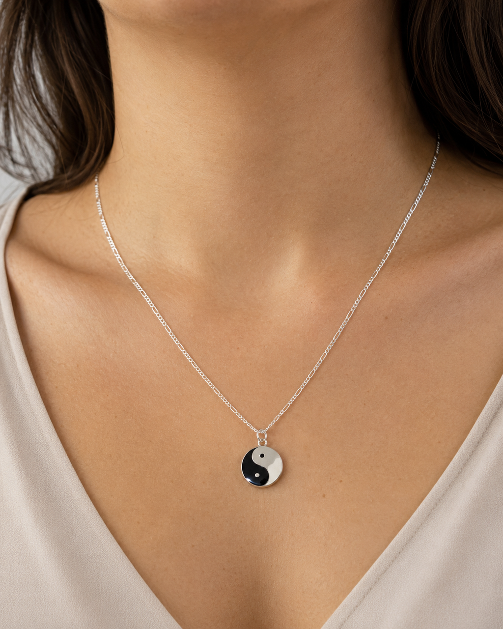 Modelo luciendo collar Yin Yang de plata .925