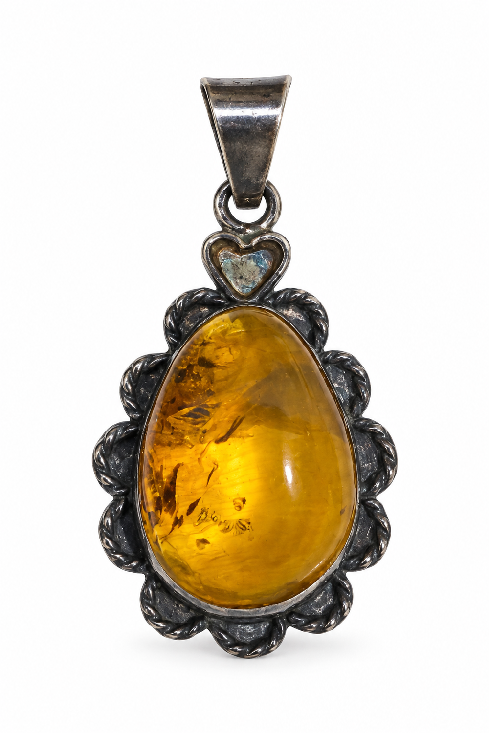 Dije de ámbar natural de Chiapas con detalle de corazón y plata .925 pavonada, vista frontal.