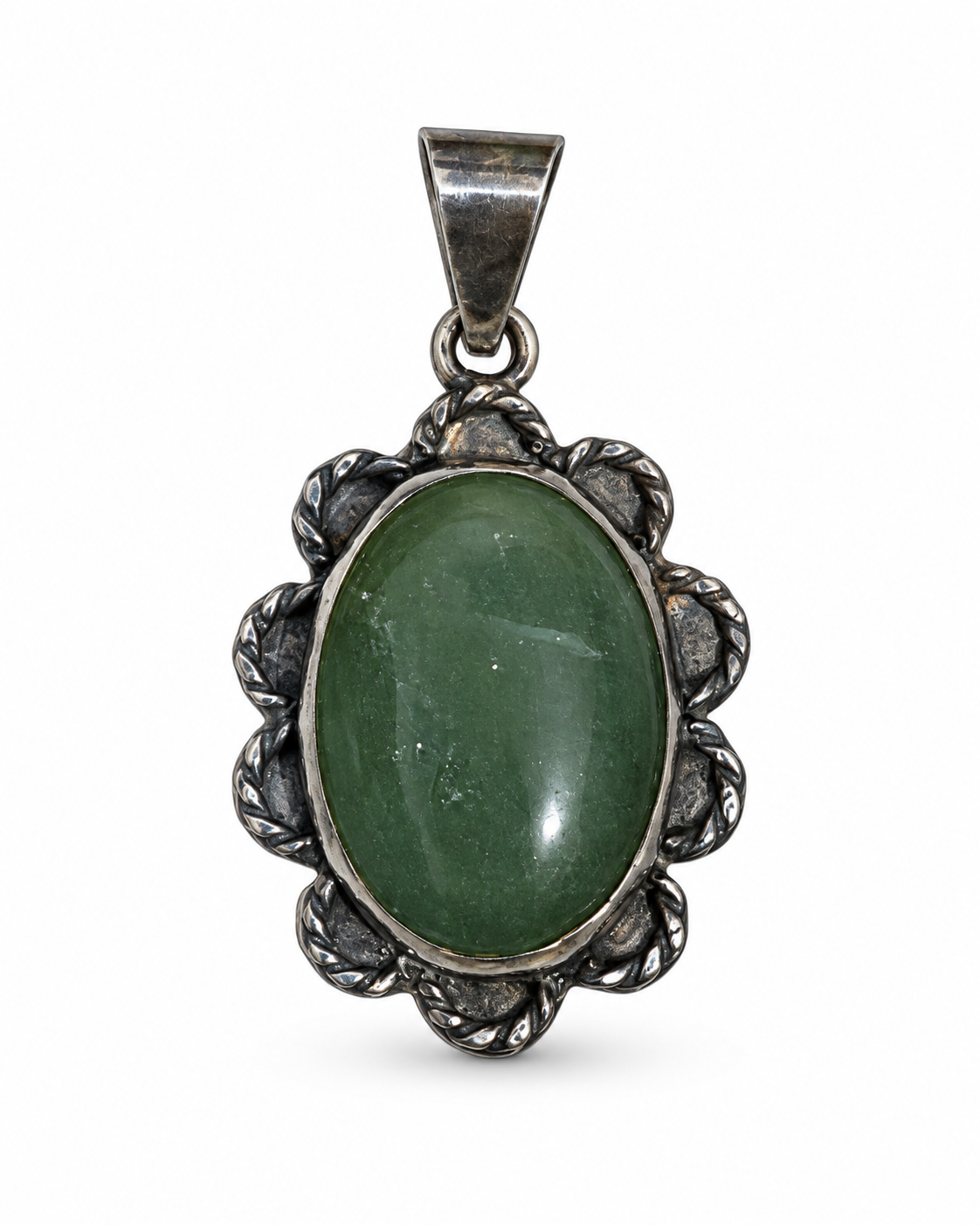 Dije de jade natural en cabujón ovalado con plata .925 pavonada, vista frontal.