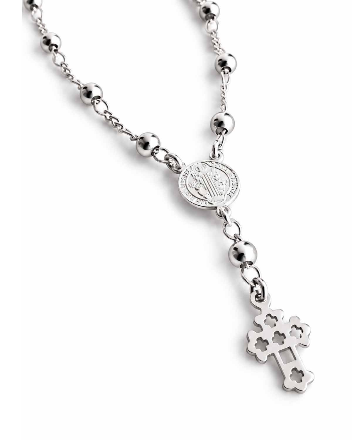 Detalle de la medalla de San Benito y cruz colgante en plata .925.