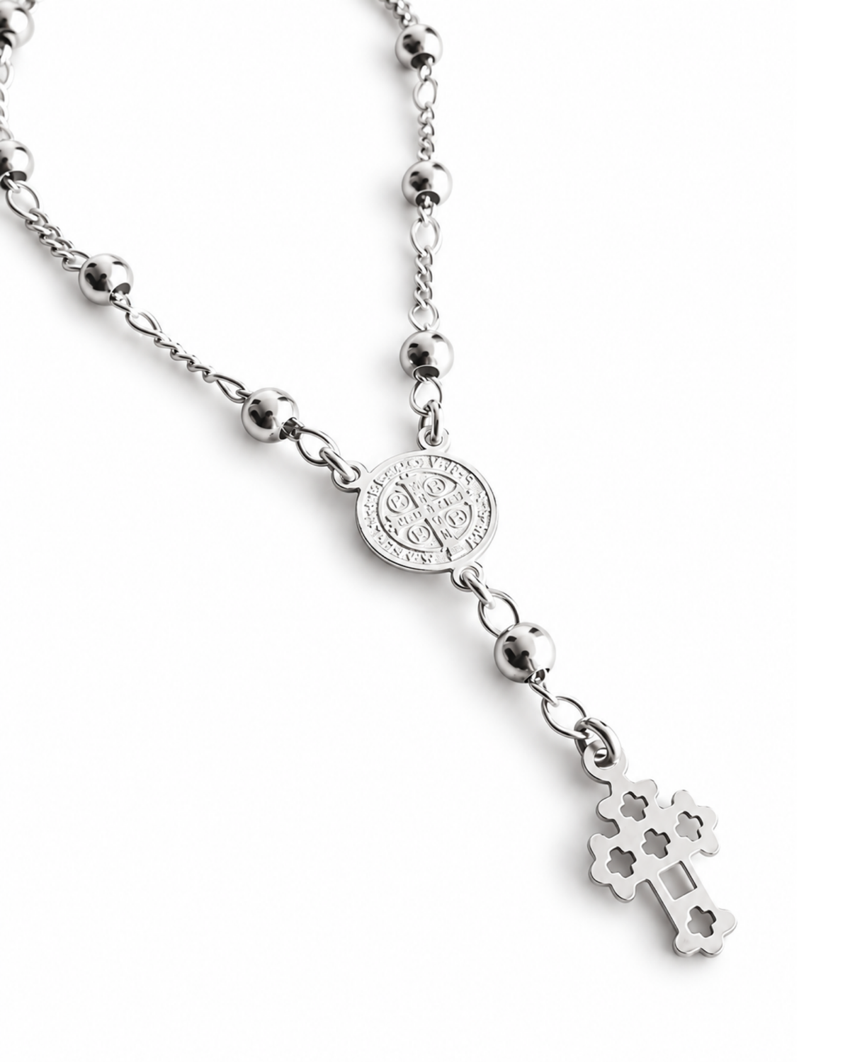 Reverso de la medalla de San Benito en la pulsera de cuentas de plata .925.