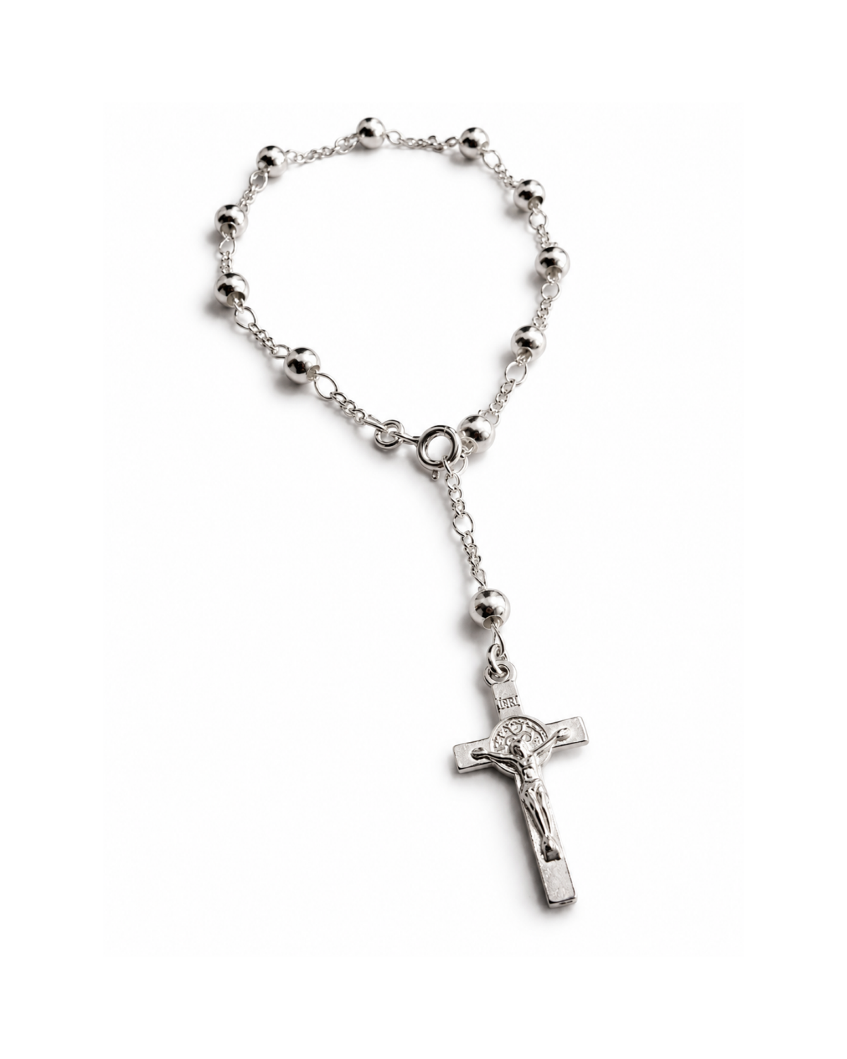 Detalle de la cruz de San Benito y cuentas de plata .925 en la pulsera.