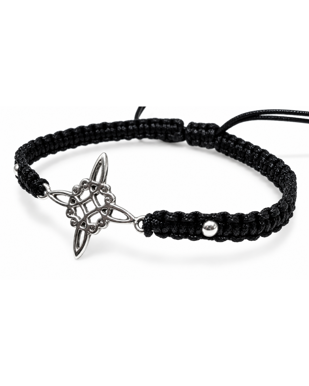 Detalle del nudo central, macramé y cuentas de plata .925 en la pulsera.
