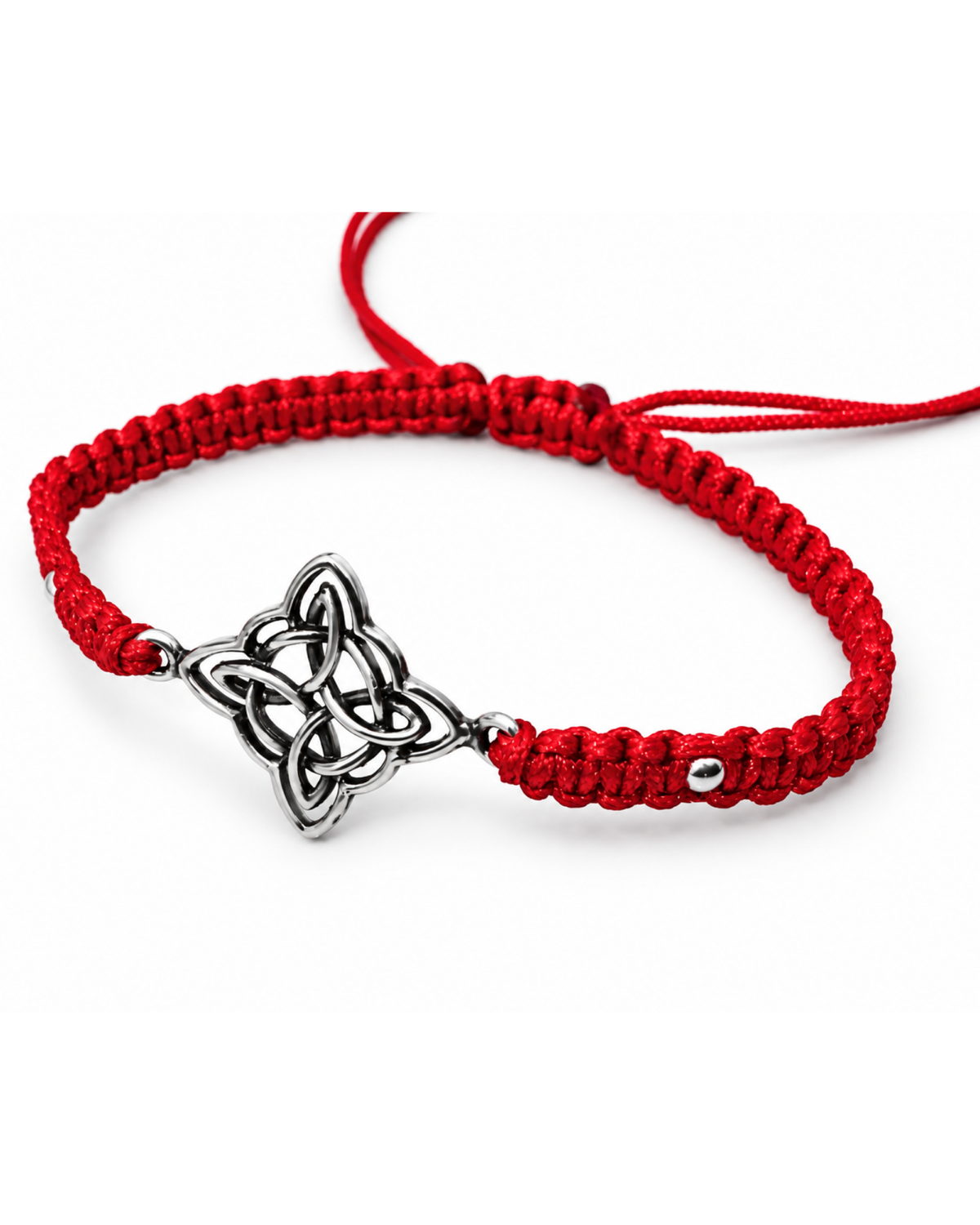 Pulsera Nudo de Bruja roja de plata .925 pavonada, vista en ángulo.