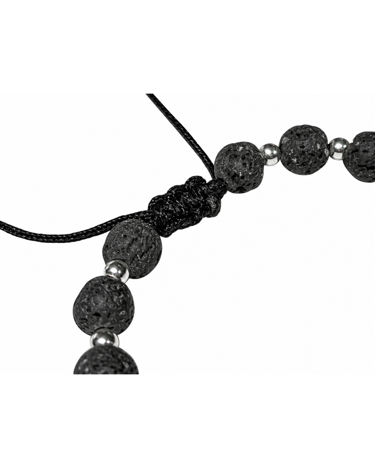 Detalle del tejido de macramé y las cuentas de piedra volcánica.