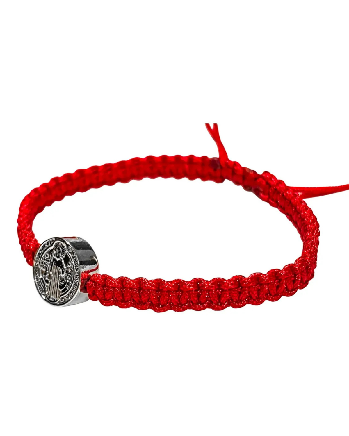 Pulsera San Benito de plata .925 con macramé rojo, vista en ángulo.