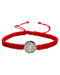 Pulsera San Benito de plata .925 estilo cartoneado con macramé rojo, vista frontal completa.