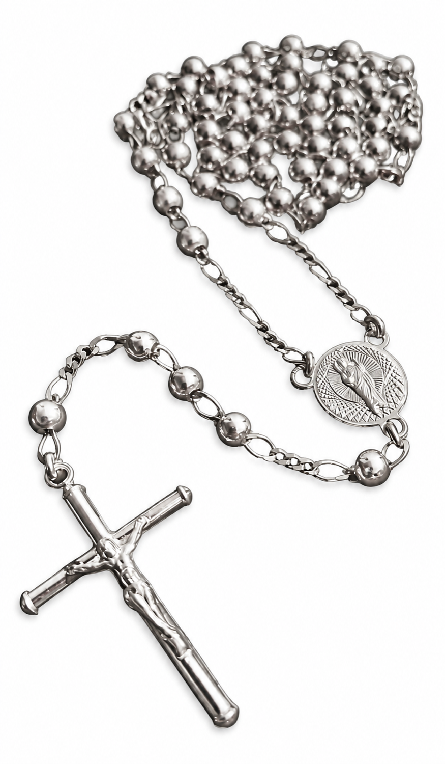 Detalle del rosario de San Judas con cuentas de plata .925, medalla central y cruz con Cristo.